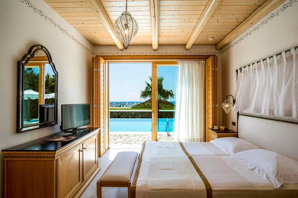 Schlafzimmer im Mitsis Blue Domes Resort & Spa mit Meerblick und Swimmingpool.