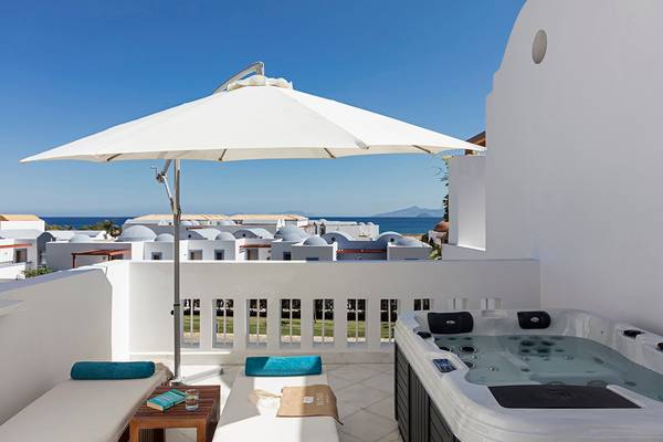 Terrasse mit Whirlpool und Umbrella im Mitsis Blue Domes Resort & Spa