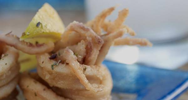 Frittierte Kalmare auf einem blauen Teller im Mitsis Blue Domes Resort & Spa
