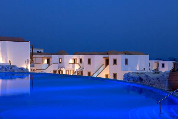 Der Swimmingpool des Mitsis Blue Domes Resorts und Spa bei Nacht