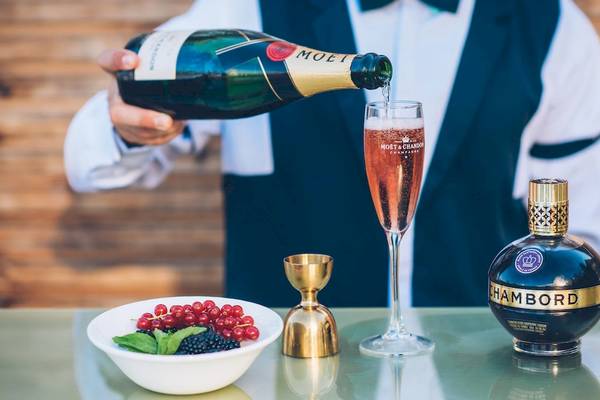 Ein Barkeeper schenkt ein Glas Moët & Chandon Champagner in einen Champagnerkelch am Iberostar Selection Playa de Palma.