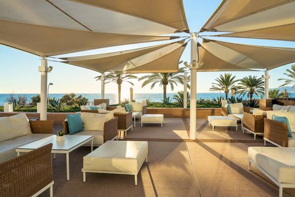 Außenterrasse des Iberostar Selection Playa de Palma Hotels mit Blick auf das Meer