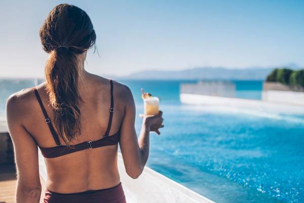 Frau mit Cocktail am Pool des Iberostar Selection Playa de Palma