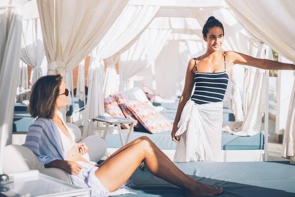 Zwei Frauen entspannen sich im Poolbereich des Iberostar Selection Playa de Palma Hotels.