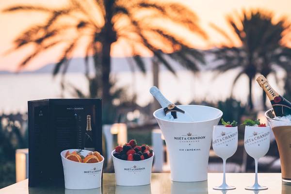 Cocktails mit Moet & Chandon Champagner auf dem Tisch im Iberostar Selection Playa de Palma