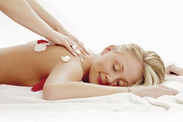 Eine Frau genießt eine Massagebehandlung mit Rosenblättern im Defne Defnem Hotel.