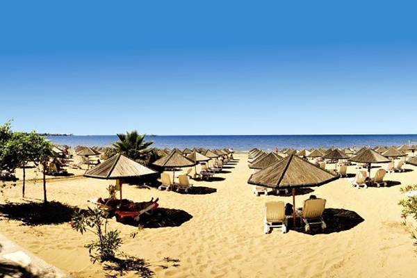 Defne Defnem Hotel Strand mit vielen Sonnenschirmen und Liegestühlen