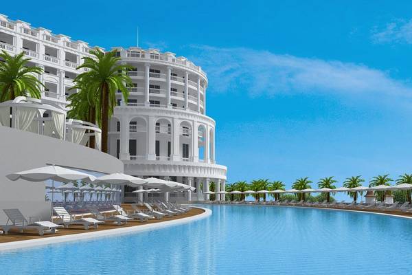 Aussenansicht des Defne Defnem Hotels mit Swimmingpool, Liegestühlen und Sonnenschirmen.