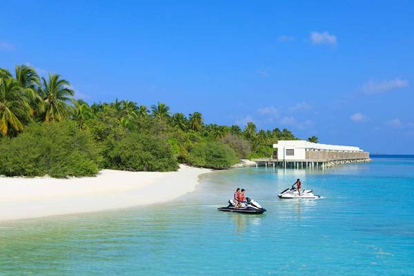 Jet-Skis vor dem Dhigali Maldives Hotel am Strand