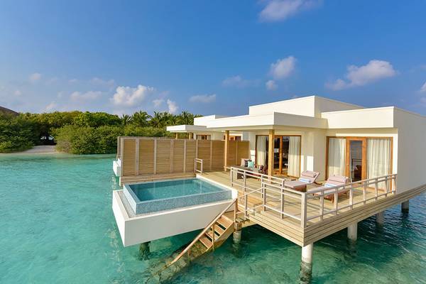 Wasserbungalow des Dhigali Maldives Hotels mit Pool und Treppe zum Wasser