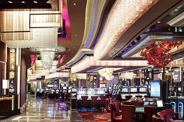 Innenbereich des Casinos im Cosmopolitan of Las Vegas mit Spielautomaten und Spieltischen.