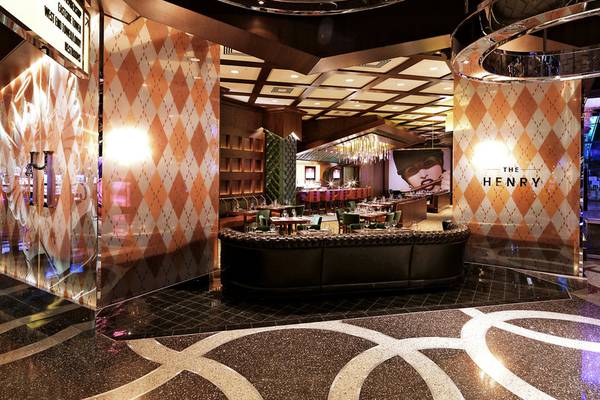 Innenansicht des The Henry Restaurants im Cosmopolitan of Las Vegas mit orange-weißen Rautenmuster und zentralem Barbereich.