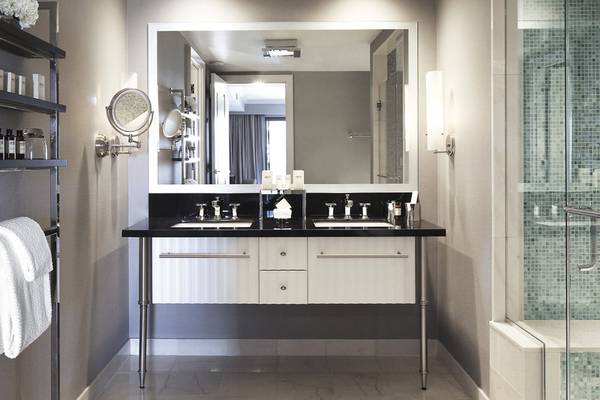 Das Badezimmer im Cosmopolitan von Las Vegas mit Doppelwaschbecken und Glasdusche.