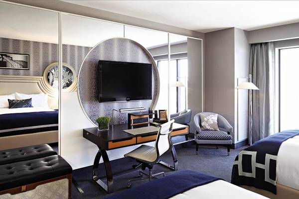 Suite-Zimmer im Cosmopolitan Hotel in Las Vegas mit Schreibtisch, Fernseher und zwei Betten.