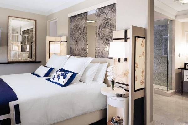 Schlafzimmer im Cosmopolitan Hotel in Las Vegas mit großem Bett und Dekorelementen