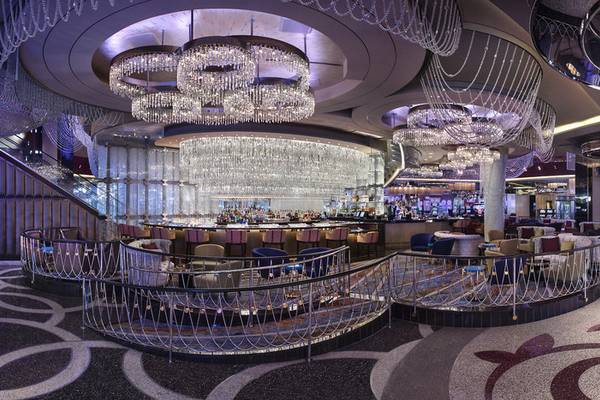 Das elegante Innere des Cosmopolitan von Las Vegas mit einer großen Bar und luxuriösen Sitzgelegenheiten.