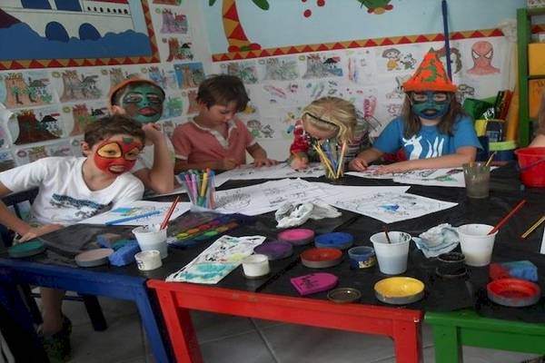 Kinder im LIVVO Volcan Lanzarote Hotel malen an einem Tisch mit vielen Farben und Stiften.