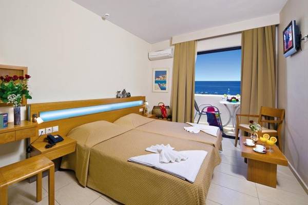 Doppelzimmer im Eva Bay Hotel mit Meerblick, Bettwäsche, Fernseher und Balkonmöbeln.