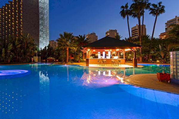 Abendlicher Pool mit beleuchteter Bar im Sol Principe Hotel.