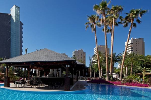 Pool-Bar des Sol Principe Hotels mit Blick auf die Stadt und Palmen