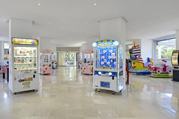 Innenbereich der Spielhalle im Hotel Sol Principe mit verschiedenen Spielgeräten und hellem Licht.