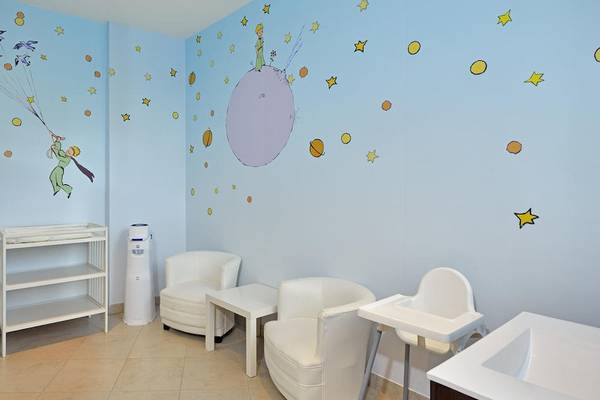 Sol Principe Kinderzimmer mit Kleinem Prinzen Wandbild, Möbel und Sternendekoration.