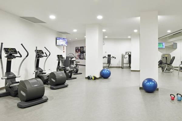 Fitness-Center im Sol Principe Hotel mit modernen Geräten und Trainingsbereichen.