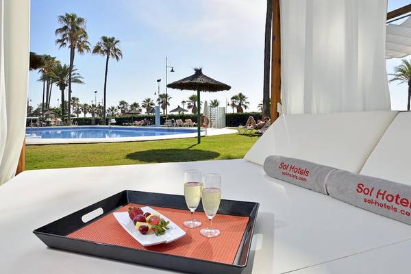 Tray mit Früchten und Sektgläsern neben dem Pool im Sol Principe Hotel