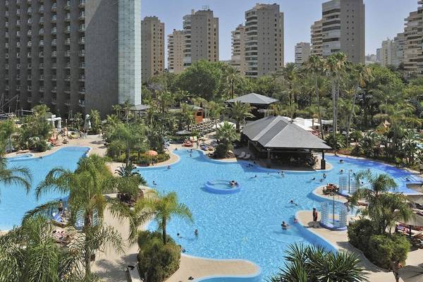 Außenbereich des Sol Principe Hotels mit großen Swimmingpools und vielen Gästen