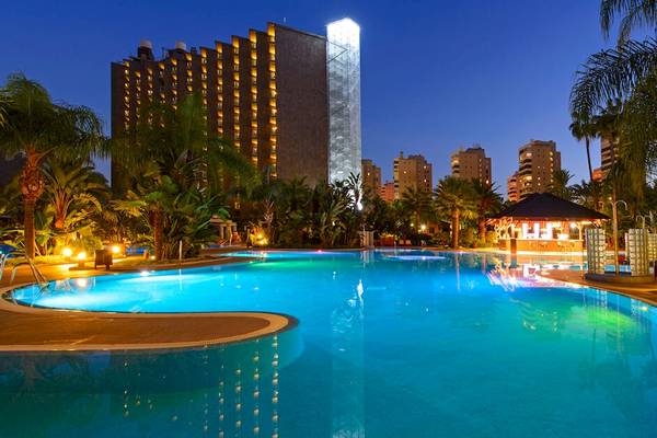Ein großer Swimmingpool im Freien, beleuchtet, am Abend im Sol Principe Hotel.