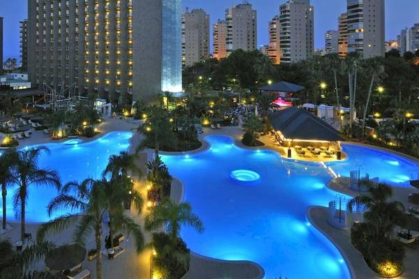 Luftaufnahme des Swimmingpools und der Lounge des Sol Principe Hotels bei Nacht