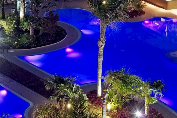 Luftaufnahme des beleuchteten Swimmingpools im Sol Principe Hotel