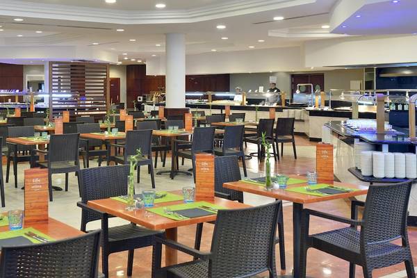 Innenbereich des Sol Principe Hotel Restaurants mit gedeckten Tischen und Stühlen.