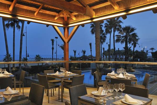 Außenbereich des Sol Principe Hotels mit Blick auf den Ozean und den Pool