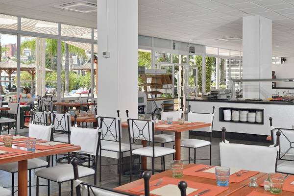 Innenansicht des Restaurants im Sol Principe Hotel mit Tischen, Stühlen und einer Theke.