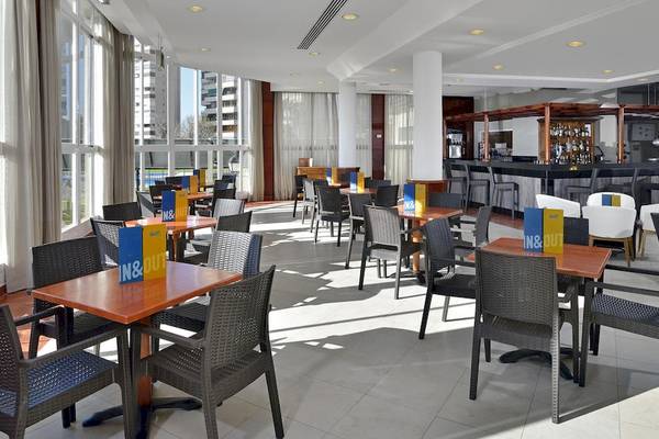 Innenbereich des Sol Principe Hotels mit Tischen und Stühlen im Loungebereich.