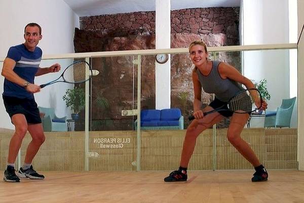 Tennisspieler im LIVVO Volcan Lanzarote Hotel spielen auf einem Tennisplatz.