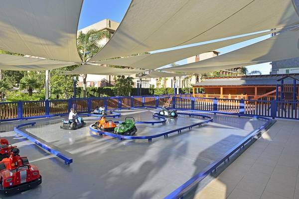 Go-Kart-Bahn im Freien im Sol Principe Hotel mit mehreren bunten Autos