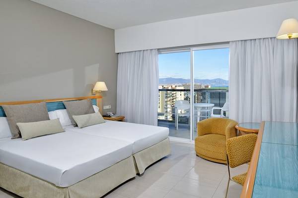 Doppelbettzimmer im Sol Principe Hotel mit Balkon und Meerblick.