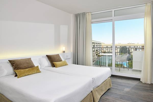 Doppelzimmer mit Balkon im Sol Principe Hotel mit Blick auf den Pool
