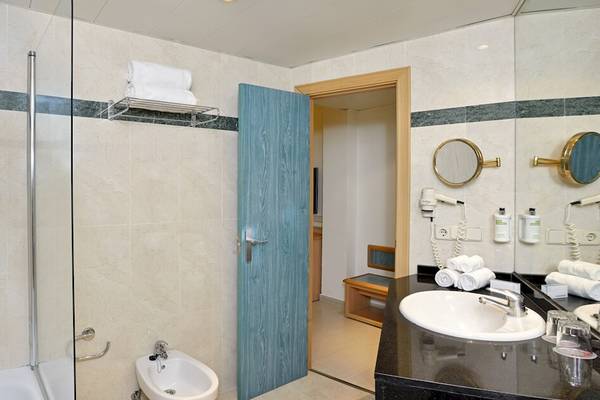 Badezimmer im Sol Principe Hotel mit Dusche, Badewanne, Bidet und Waschbecken.
