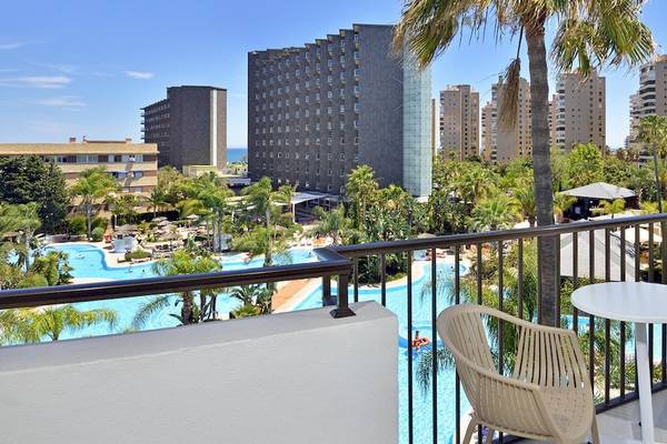 Ein Balkon mit Blick auf das Sol Principe Hotel und den Swimmingpool.