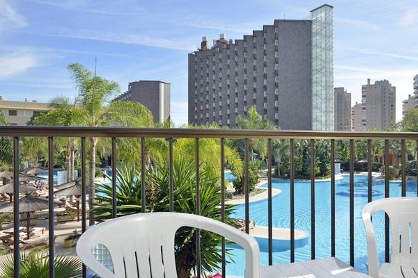 Aussicht vom Balkon des Sol Principe Hotels auf einen Swimmingpool und Gebäude.