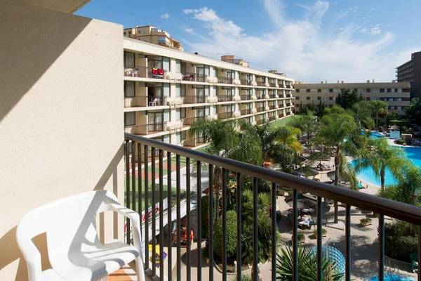 Aussicht vom Balkon des Sol Principe Hotels auf den Swimmingpool und die Gebäude.