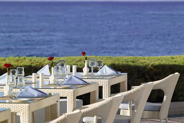 Außentisch mit Blick auf das Meer im Aldemar Knossos Royal Resort.