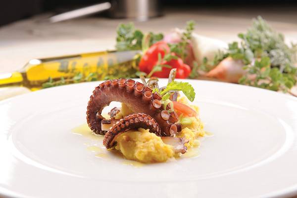 Gericht im Aldemar Knossos Royal Resort mit Oktopus, Gemüse und Öl