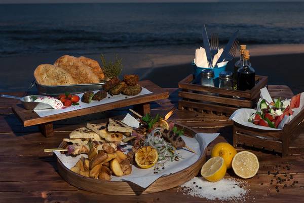 Essen am Strand mit Blick auf das Meer im Aldemar Knossos Royal Resort