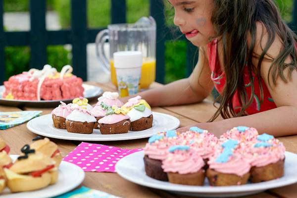Ein Mädchen genießt ein Geburtstagsessen mit Cupcakes und anderen Leckereien im Hotel Aldemar Knossos Royal Resort.