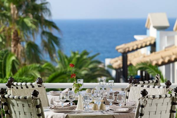 Terrasse mit Tisch und Meerblick im Hotel Aldemar Knossos Royal Resort