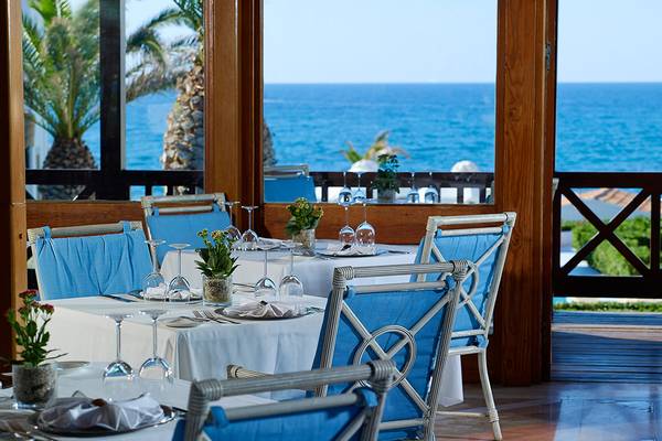 Tisch auf der Terrasse des Aldemar Knossos Royal Resorts mit Blick auf das Meer.